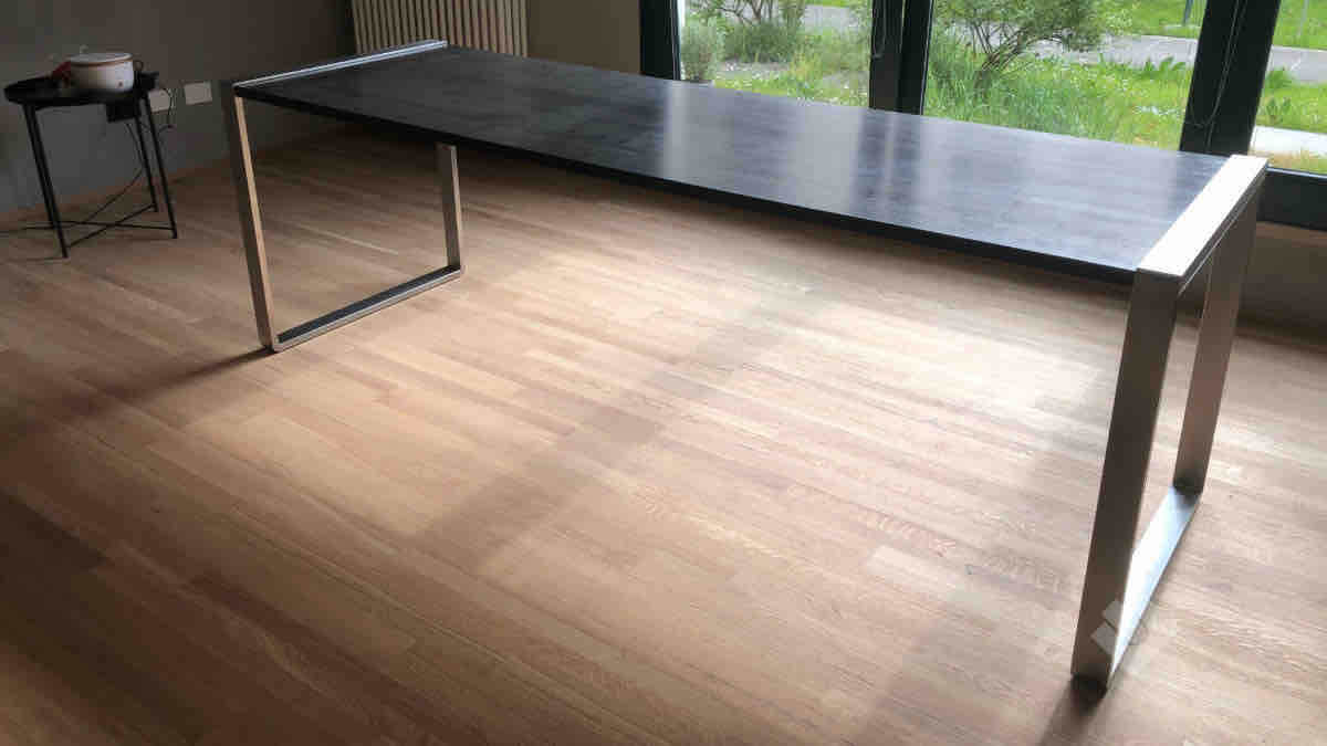 Tavolo in acciaio e legno realizzato su misura da Multigraphic a Padova